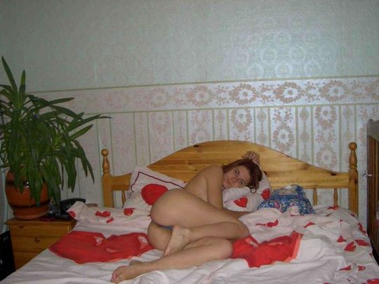 Молоденькая, русская баба лежит раздетая в кровати
