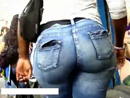 Задница негритяночки в обтягивающих джинсах